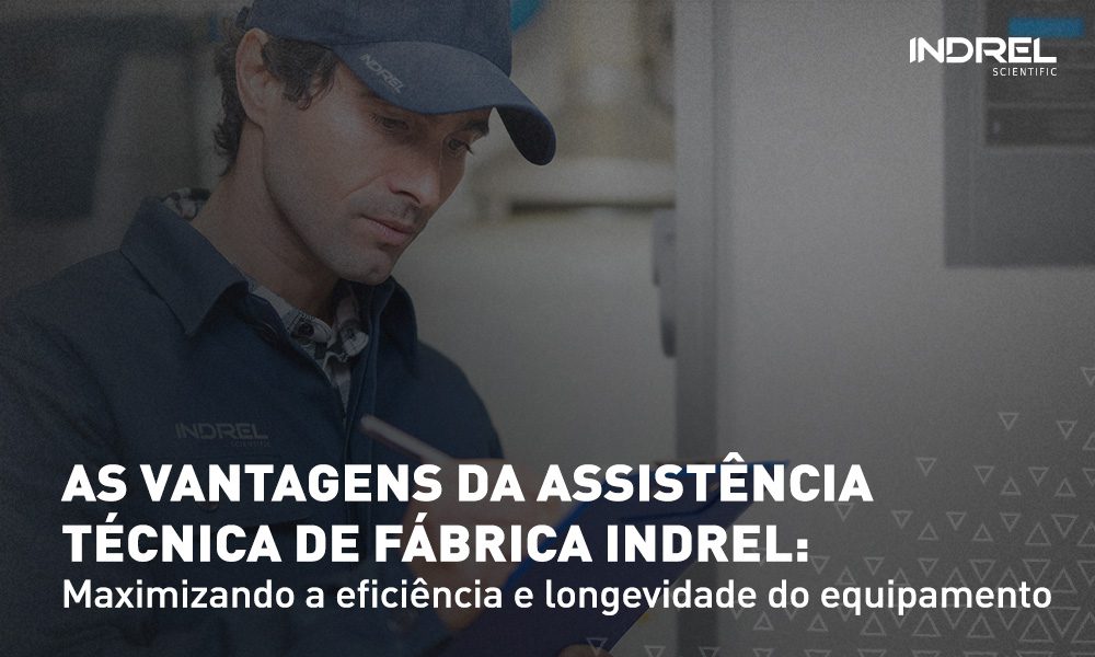 Técnico da assistência de fábrica Indrel Scientific segurando uma prancheta fazendo a conferência do equipamento