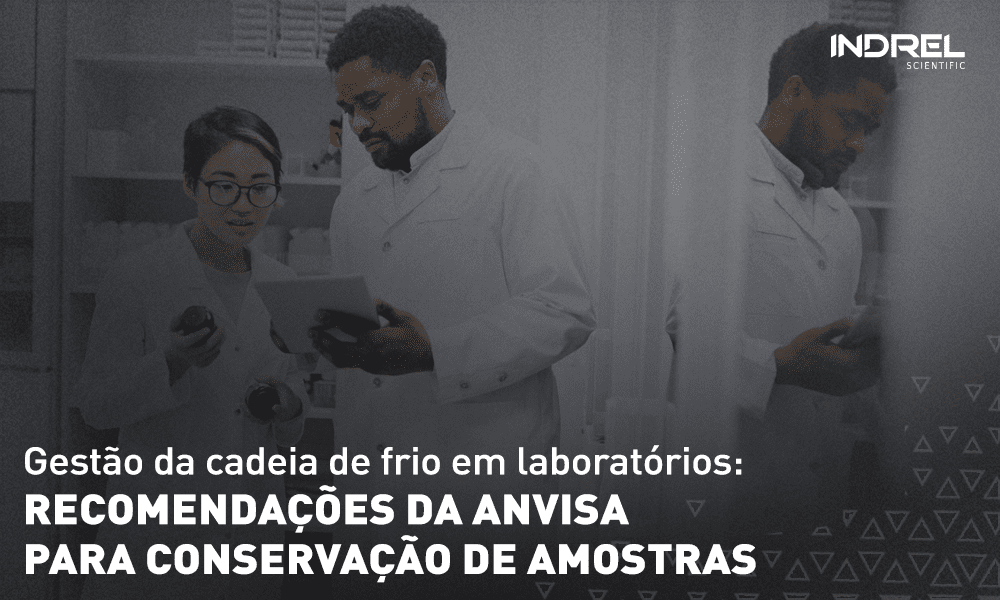 Profissionais conferindo regulamentação de medicamentos