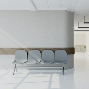 Foto de uma sala iluminada com cadeiras vazias