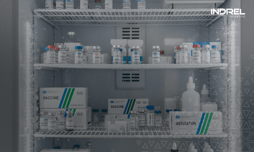 medicamentos, vacinas e insumos armazenados em um refrigerador científico